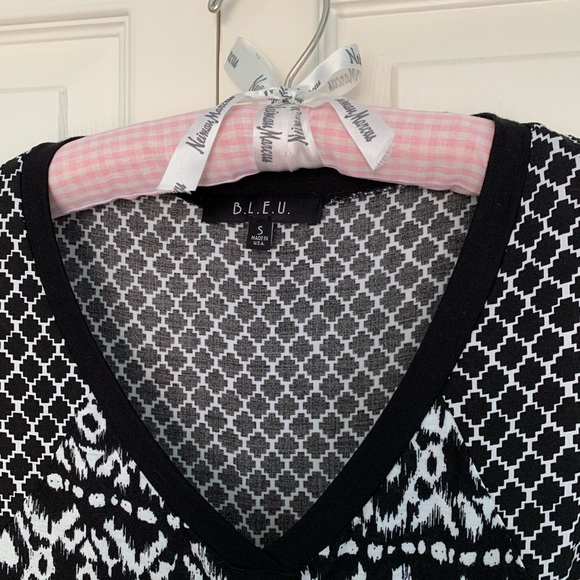 B.L.U.E. Black/White Print Sleeveless V-Neck Top-S - Picture 3 of 10